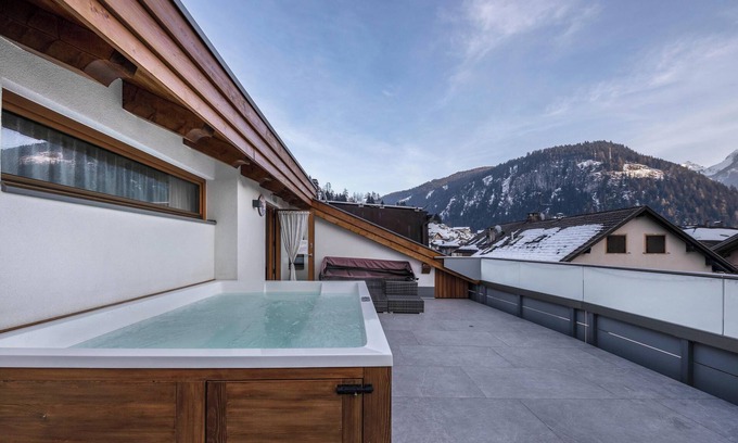 Predazzo Apartamento | Apartamento "Vacanze Arcobaleno - Giallo" con vistas a la montaña, sauna y bañera de hidromasaje
