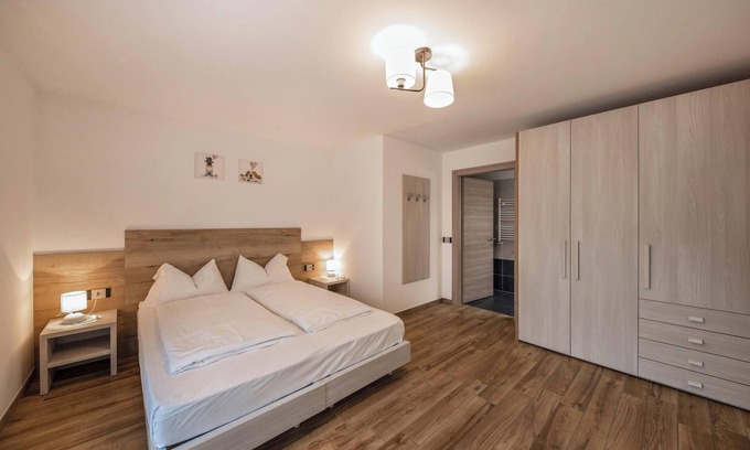 Predazzo Apartamento | Apartamento "Vacanze Arcobaleno - Viola" con vistas a la montaña, sauna y bañera de hidromasaje