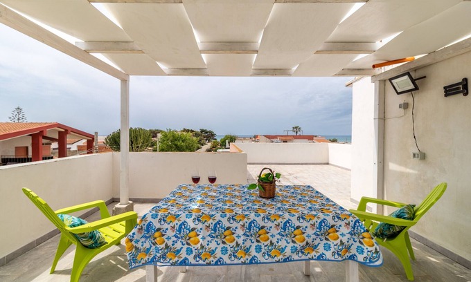 Granelli Apartamento | Apartamento 'Vela Bianca In Oasi Del Mare' con vistas al mar, Wi-Fi y aire acondicionado.