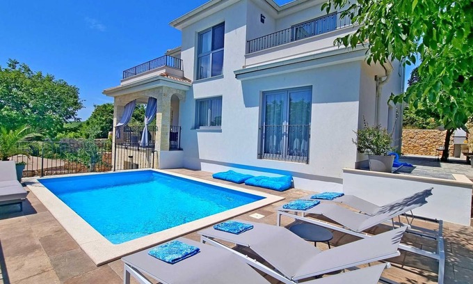 Cizici Casa | Apartamento VIKTORIJA con piscina privada