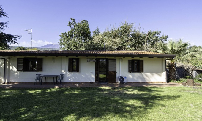 Piedimonte Etneo Apartamento | Apartamento "Villa Romeo con casa en el árbol" con vistas a la montaña
