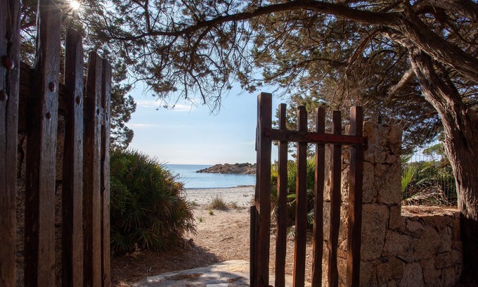 Cala Liberotto Apartamento | Apartamento Villa Peps cerca de la playa, con jardín