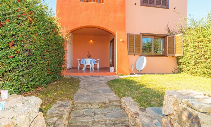Porto Ottiolu Apartamento | Apartamento 'Villetta Porto Ottiolu 203" Cerca del puerto deportivo y de la playa con balcón