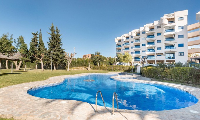 Los Puertos Apartamento | Apartamento 'Pueblo Blanco y Azul' con vistas al mar, piscina compartida y aire acondicionado.