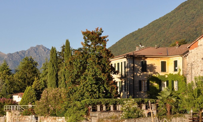 Claino Con Osteno Apartamento | Apartment with garden, direct access to the lake in ancient villa