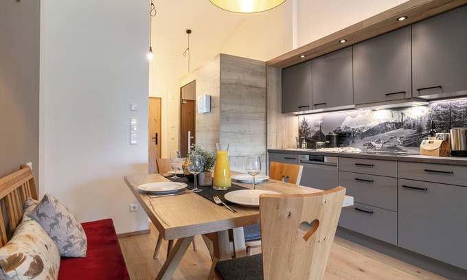 Haus im Ennstal Apartamento | Apartment with a spa and a balcony
