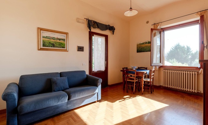 Castiglione del Lago Apartamento | Apartment with canopy bed, private garden with panoramic view of the pool