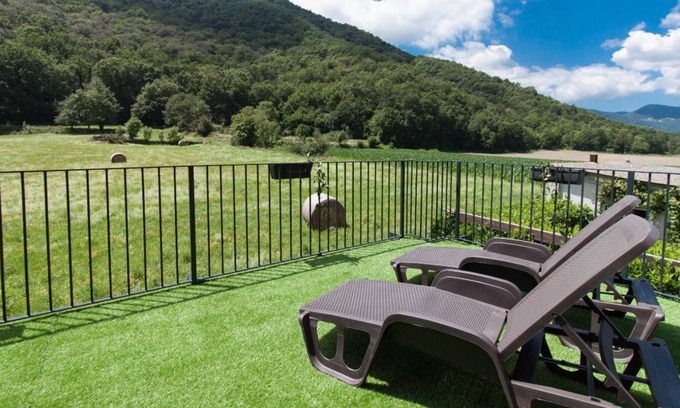 La Vall de Bianya Apartamento | Apartamento con gran terraza y vistas a la montaña