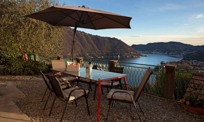 Cernobbio Apartamento | Apartment with fireplace and private terrace overlooking the beautiful panorama