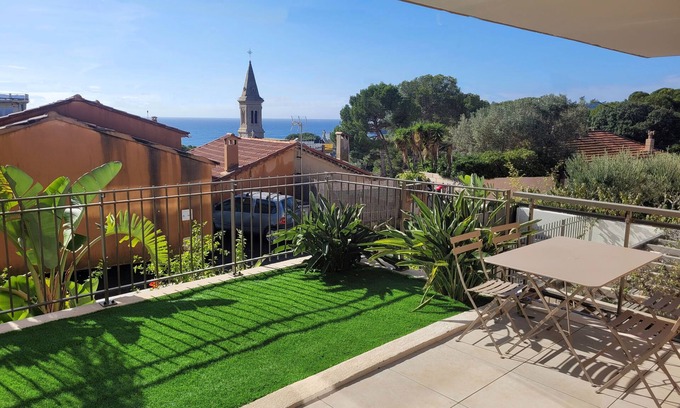 Giens Apartamento | Apartment with garden and lovely sea view, 15-minute walk from the beaches.