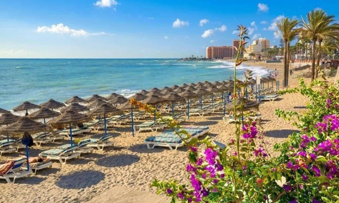 Carihuela Apartamento | Apartamento con gran terraza junto a la playa