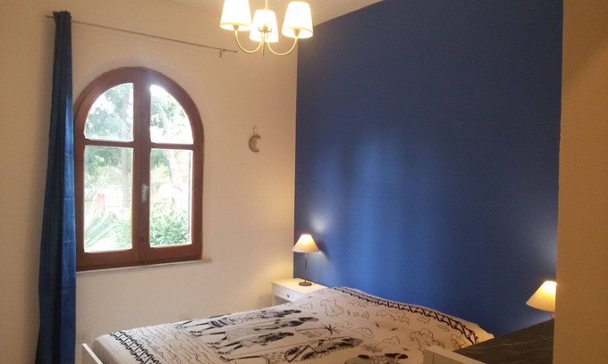Pula Apartamento | Apartamento con amplio jardín y cancha de tenis.