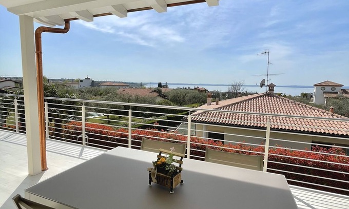 Montioni Apartamento | Apartamento con gran terraza (vista al lago) y piscina comunitaria.