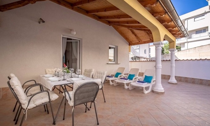 Dramalj Apartamento | Apartamento con gran terraza frente al mar - sólo 290 m del mar (HVO)