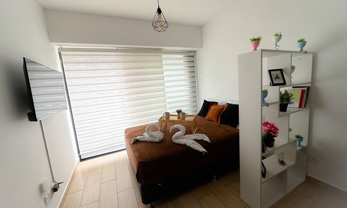 San Isidro Apartamento | Apartment with pool access and city view