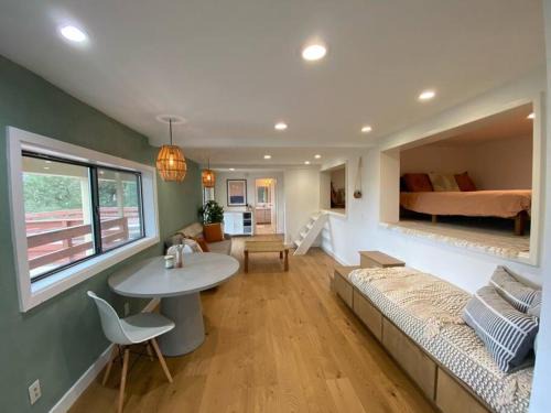 Topanga Apartamento | Apartment with Private Deck & Mountain Views