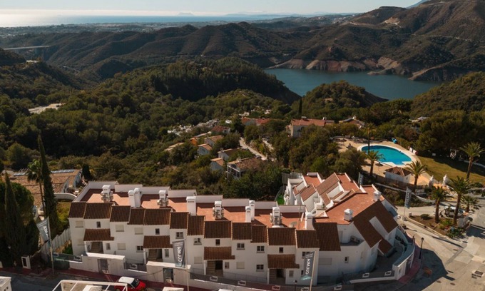 Istan Apartamento | Apartamento con terraza privada y vistas panorámicas, Balcones del Lago, Istán