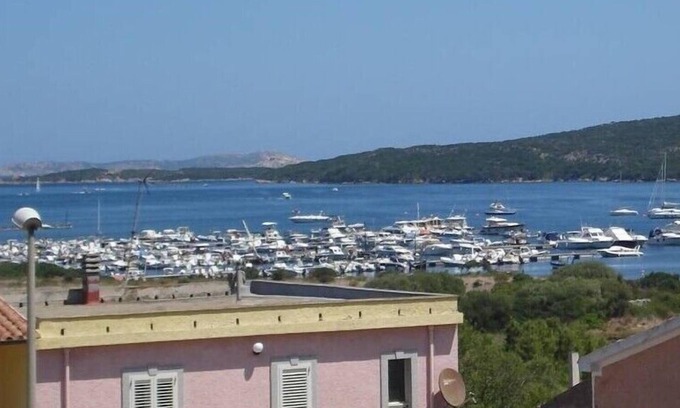 Porto Pozzo Apartamento | Apartamento con vistas al mar, ideal para 6 personas, 4 mejores playas, tiendas en el pie