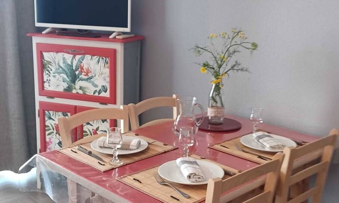 Plougasnou Apartamento | Apartment with sea view, GR 34 and beach nearby