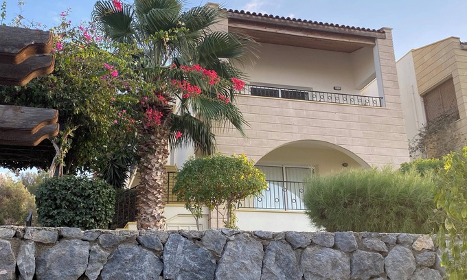 Esentepe Apartamento | Apartamento con piscina compartida y vistas al mar