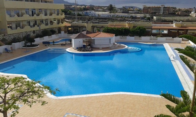 Playa Paraiso Apartamento | Apartamento con piscina y vistas al mar.