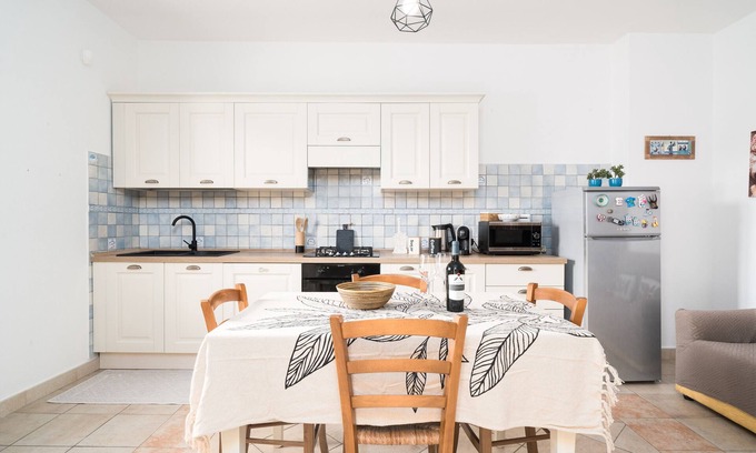 Cala Liberotto Apartamento | Apartamento 'Ziu Jori' con terraza privada, jardín compartido y Wi-Fi