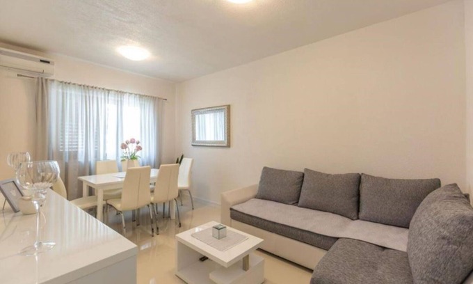 Istok Apartamento | Apartments and Room Tattoo (111881-A3) - Makarska