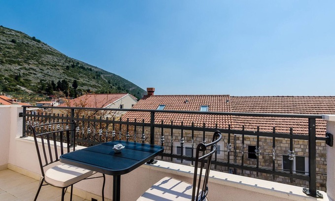 Gruz Apartamento | Apartments Life - One Bedroom Apartment with Balcony and Sea View