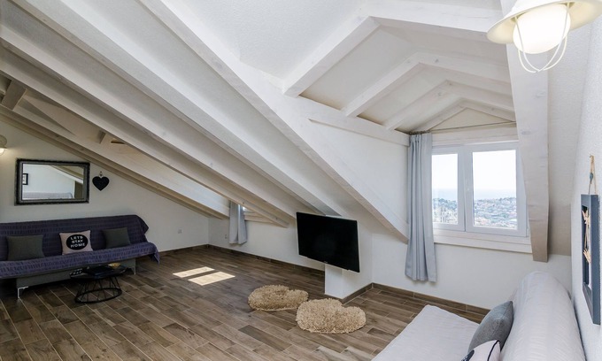Gruz Apartamento | Apartments Life - Apartamento de dos habitaciones con balcón y vista al mar
