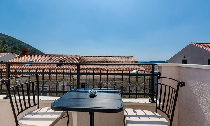 Gruz Apartamento | Apartments Life - Two Bedroom Apartment with Balcony and Sea View