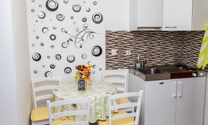 Vratarusa Apartamento | Apartments Luka & Leona - Two Bedroom Apartment with Balcony Luka