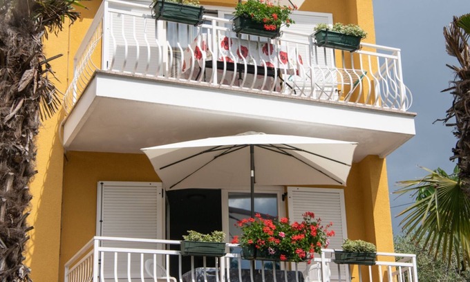 Ika Apartamento | Apartments Mirjana IKA - One Bedroom Apartment With Balcony And Sea View (A2)