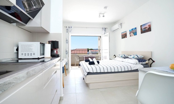 Kastel Stafilic Apartamento | Apartments Monica 100 meters to beach near Split Trogir