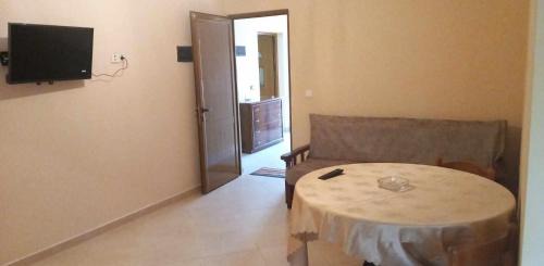 Mbrostar-Urë Apartamento | Apartments Natalia Fier Albania