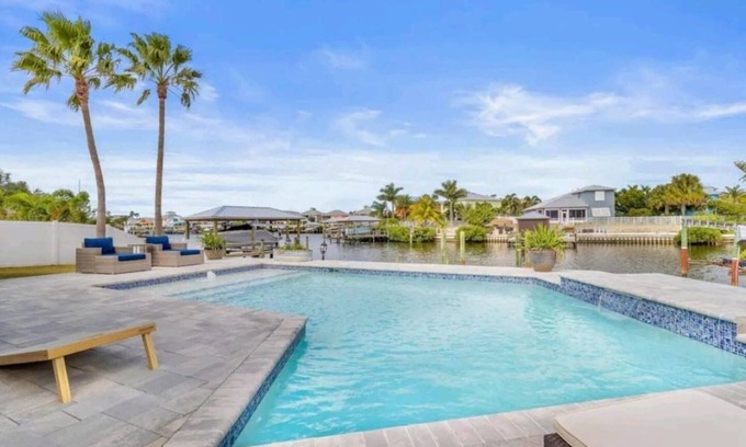 Apollo Beach Casa | Apollo Beach Waterfront Pool Oasis