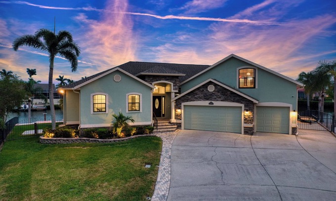Apollo Beach Casa | Apollo's Anchor: Waterfront Stay w/ Pool & Game Room