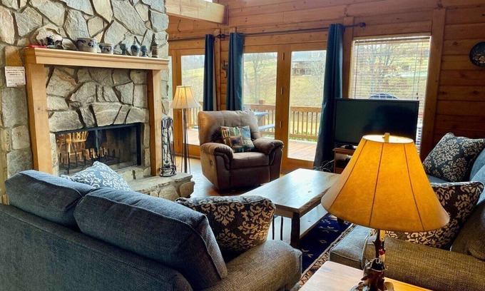 West Jefferson Cabina | RIVERFRONT log cabin, jacuzzi, chimenea de leña, admite mascotas, fogata, futbolín, wifi, terraza, cov. Porche, se admiten perros pequeños.