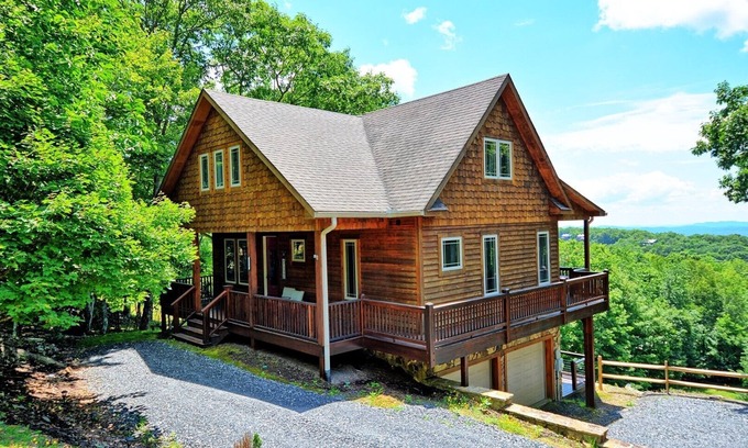 West Jefferson Cabina | Appalachian View-Open for Bookings! Pool Table, Views, Hot Tub