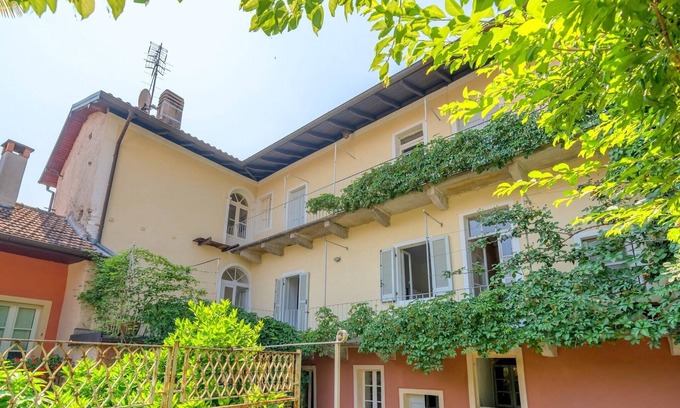 Cannero Riviera Apartamento | Appartamento con piccolo giardino Cannero Riviera