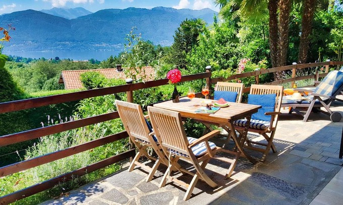 Porto Valtravaglia Apartamento | Appartamento delle Palme