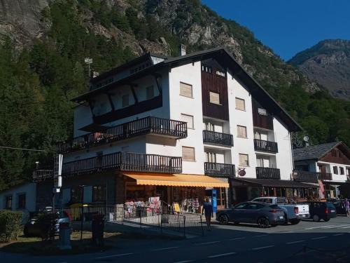 Antey-Saint-Andre Apartamento | Appartamento raccolto con terrazzo e parcheggio CIR 0002