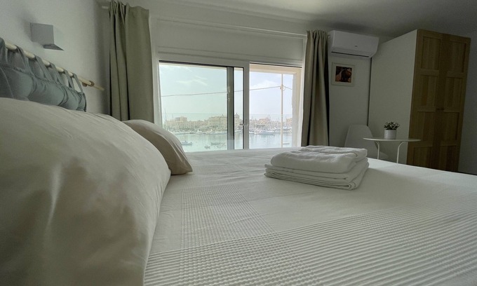 Santa Lucia Casa | Appartamento Vista Mare con 2 Camere e 3 Bagni, Fronte Spiaggia, Parcheggio
