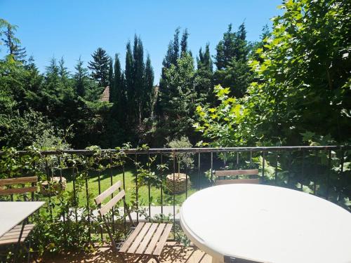 Montboucher-sur-Jabron Apartamento | Appartement trois chambres avec jardin