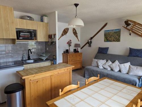 Saint-Jean-dʼAulps Apartamento | Appartement au centre, 40m², pied des pistes, télécabine, 1 chambre - FR-1-573-117