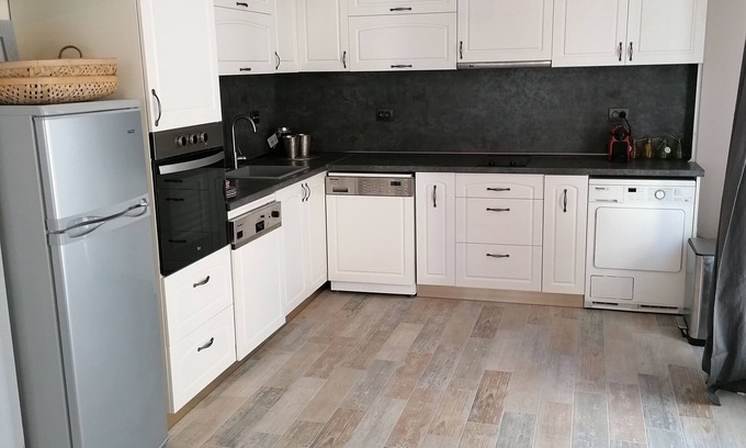 Plovdiv Center Casa | Appartement avec acces personel. Passez Vos vacances dan's une maison situee a quellques pas du centre et de tous les cites historiques a Plovdiv. L'appartement est bien equipe avec tous electromenagers pour passer un merveilleu week and. A 200 metros ...