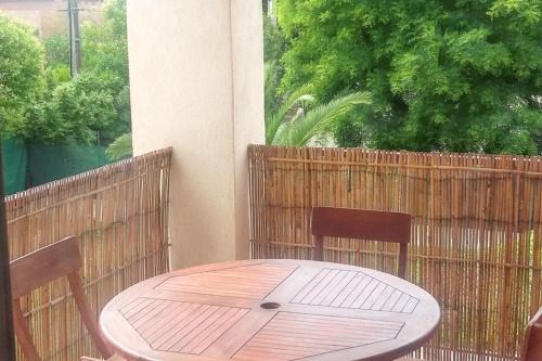 Saint-Cyr-sur-Mer Apartamento | Appartement contemporain à Saint-Cyr-sur-Mer avec balcon.
