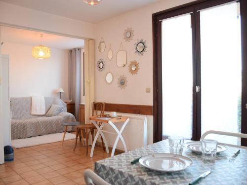 Evian-les-Bains Apartamento | Appartement cosy au calme avec terrasse, parking, et internet à Évian - FR-1-498-15