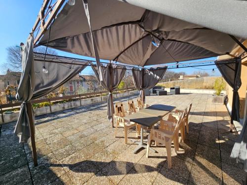 Pernes-les-Fontaines Apartamento | Appartement 3 chambres avec grande terrasse dans le centre de Pernes les Fontaines