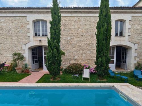 Angouleme Apartamento | Appartement historique avec piscine, salle de jeux, et jardin - idéal famille et amis - FR-1-653-261