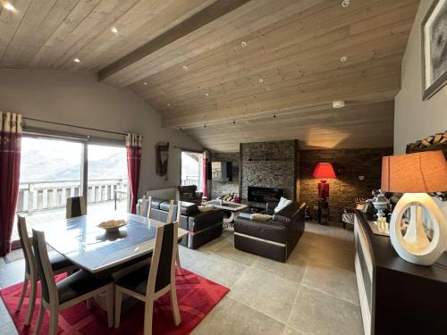 Auris Apartamento | Appartement moderne 5 pièces, proche des pistes avec cheminée, terrasse, parking et bois inclus - FR-1-297-346